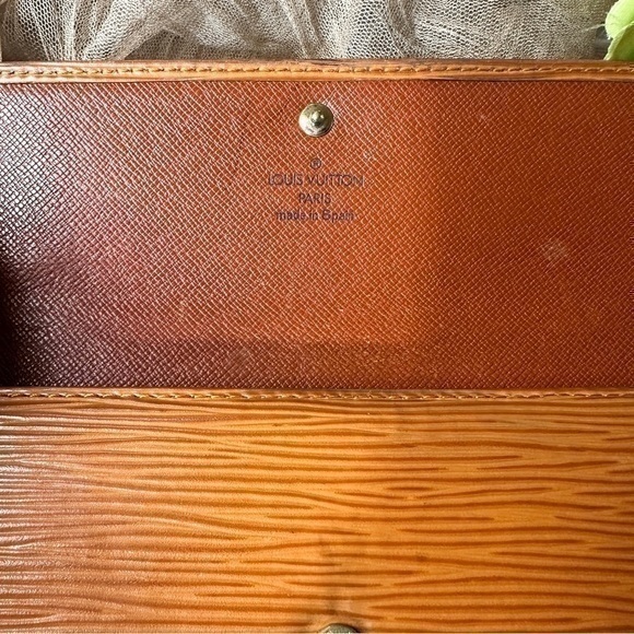 AUTHENTIC Louis Vuitton Monogram wallet/billfold. - Picture 11 of 16